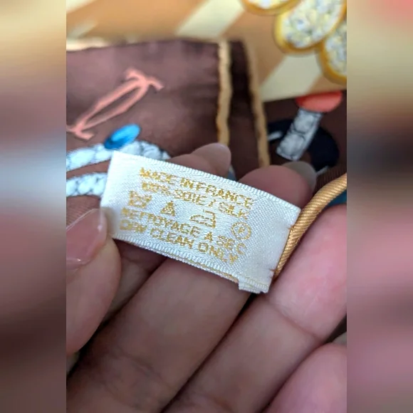 Must de Cartier Le Foulard Scarf - Picture 12 of 16